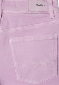 Svetloružová denímová látka s textúrovaným povrchom. Obsahuje zadnú kapsu s kontrastným prešívaním a značkovú etiketu s označením "Pepe Jeans London."
