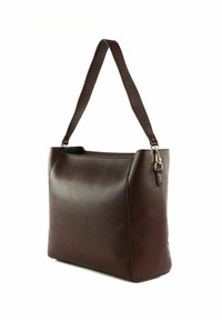 Borsa tote in pelle marrone con finitura testurizzata, dotata di una vasta tracolla, chiusura a zip e design minimalista.