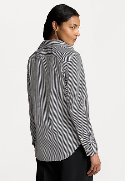Chemise noire et blanche à rayures avec col, manches longues, poignets à boutons et ourlet arrondi. Le tissu semble lisse avec une texture légère.