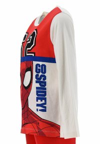 Rotes und weißes Langarmshirt mit einem großen Spiderman-Graphic, mit schwarzen und blauen Akzenten, die die Nummer 22 und "SPIDEY" anzeigen.