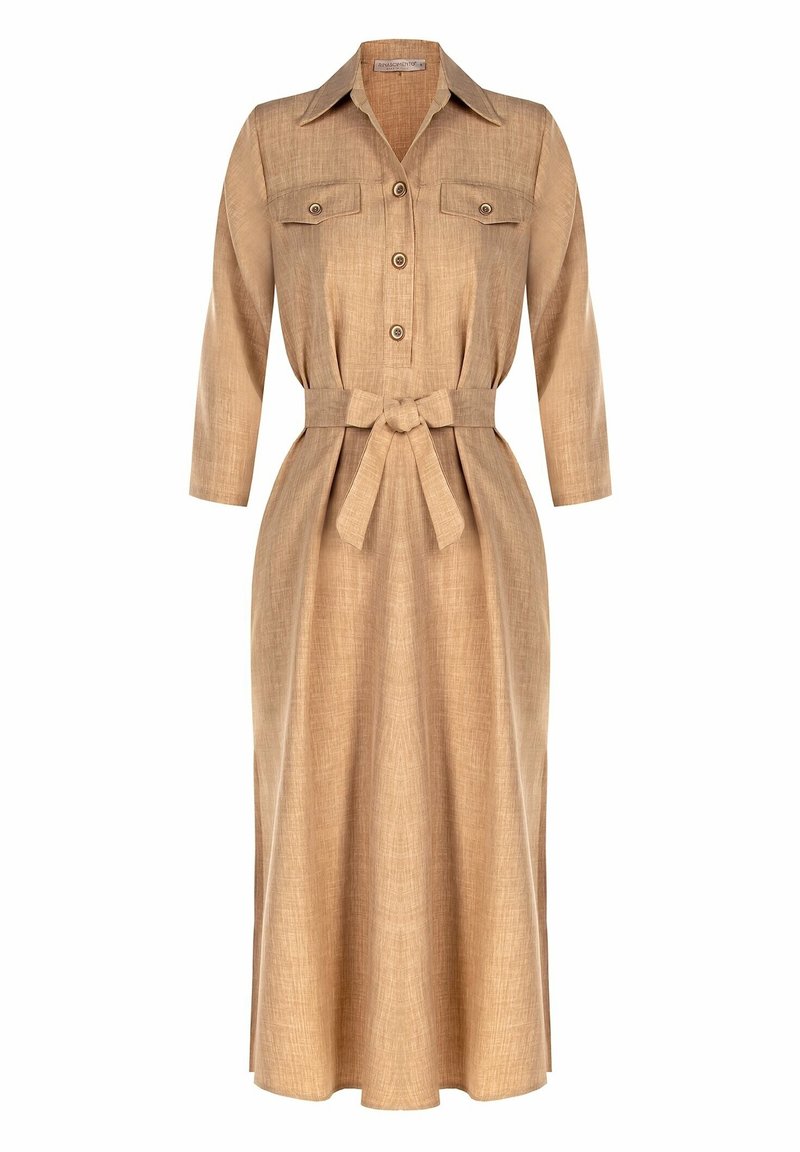 Robe midi beige avec manches trois-quarts, devant boutonné, poches poitrine, col et ceinture nouée à la taille.