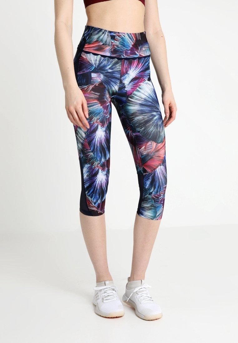 Multifarvede capri leggins med et blomstermønster i blå, pink og lilla nuancer; høj talje; glat, strækbart stof.
