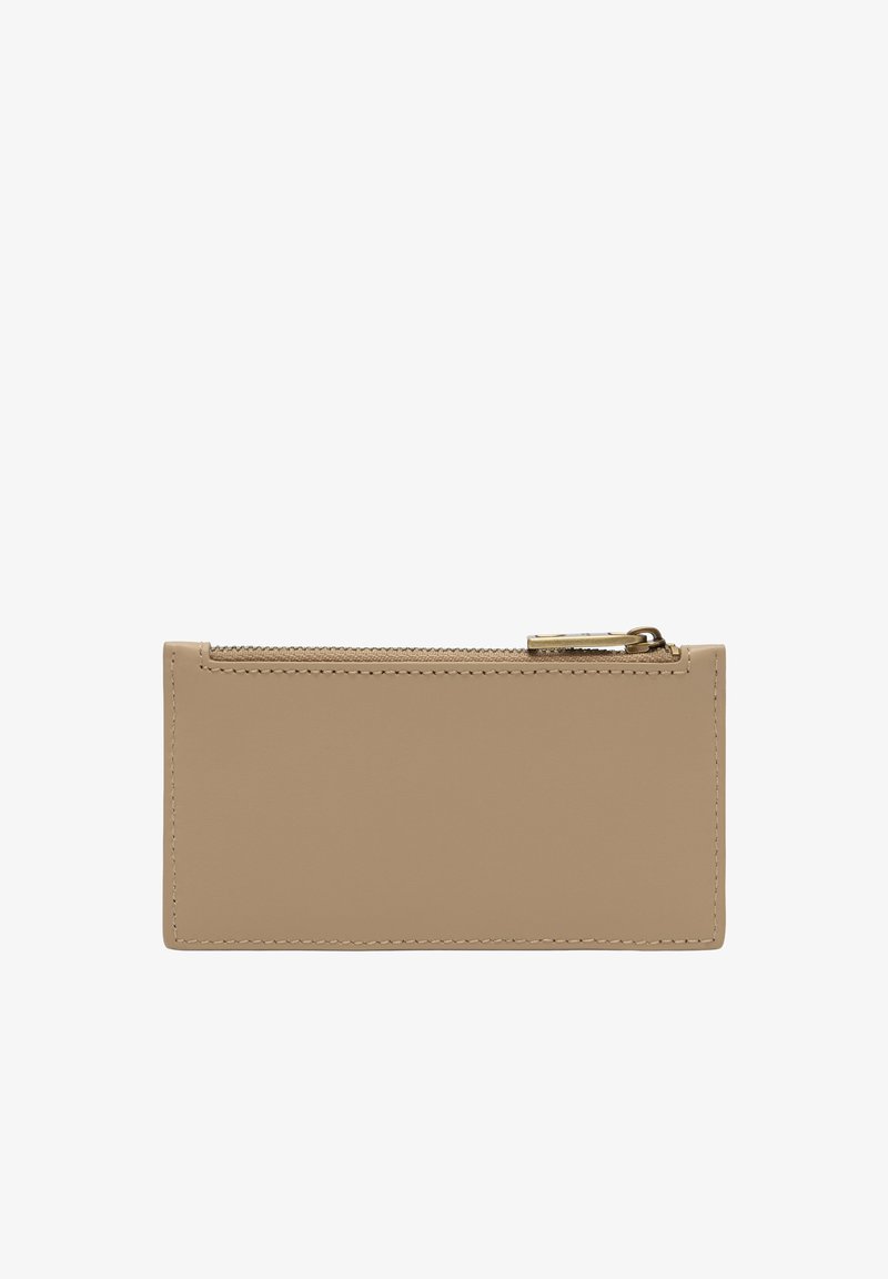 Portefeuille rectangulaire en cuir beige avec une fermeture éclair sur le dessus et des coutures visibles le long des bords, isolé sur un fond blanc.