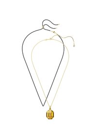 To sæt halskæder lag på lag: den ene er et tyndt sort snor, den anden er en guldkæde med en ottekantet gul pendant med facetter.