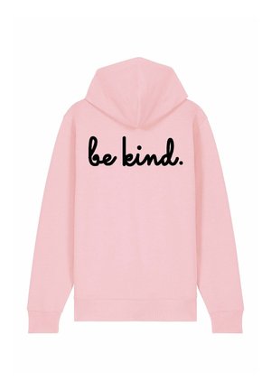 Felpa rosa con cappuccio, che presenta la scritta "be kind." in corsivo nero sul retro. Tessuto morbido e maniche aderenti.