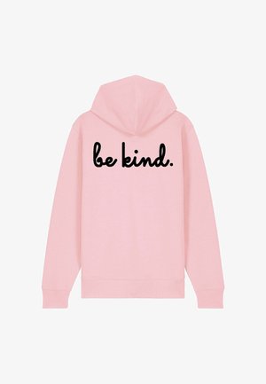 Felpa rosa con cappuccio, che presenta la scritta "be kind." in corsivo nero sul retro. Tessuto morbido e maniche aderenti.