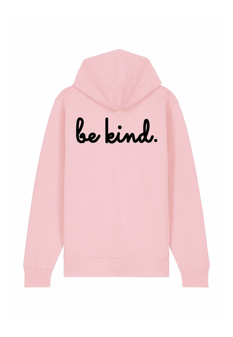 Felpa rosa con cappuccio, che presenta la scritta "be kind." in corsivo nero sul retro. Tessuto morbido e maniche aderenti.