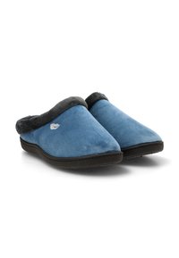 Zapatillas de ante azul con ribete de pelo sintético gris, diseño de espalda cerrada y suela negra texturizada, con un pequeño logo en el lateral.
