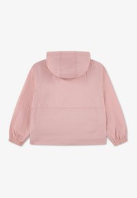 Ανοιχτό ροζ, μπουφάν με κουκούλα, κατασκευασμένο από απαλό, ελαφρύ ύφασμα. Διαθέτει ελαστικά μανίκια και λεπτομέρεια ραφής τσέπης στην πλάτη.