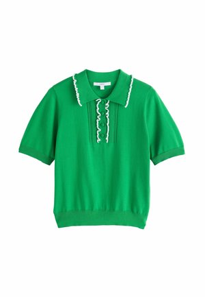 Grünes kurzärmeliges Strickoberteil mit Kragen und Knopfleiste, versehen mit weißem Rüschenbesatz entlang des Kragens und des vorderen Bereichs.
