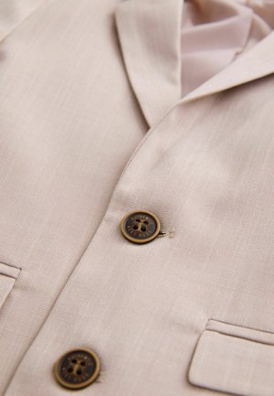 Sacou bej deschis din țesătură texturată, cu rever cu crestătură, două buzunare frontale și nasturi maro închis cu detaliu logo.