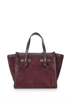 Bolso pequeño de ante morado con dos asas cortas de cuero oscuro y nudos decorativos de cuero en el frontal.