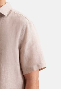 Lichtbeige overhemden met korte mouwen van linnen, met een button-down kraag en een getextureerde, licht gekreukelde afwerking.