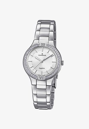 Montre-bracelet Candino en argent avec un bracelet à maillons métalliques, cadran rond, lunette ornée de cristaux et index des heures avec des chiffres romains à 12 et 6 heures.
