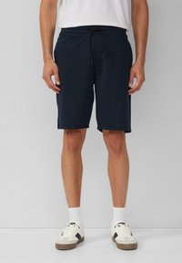 Navyblauwe katoenen shorts met een gestructureerd oppervlak, voorzien van een trekkoord in de taille, zijzakken en contrasterende zijkanten.