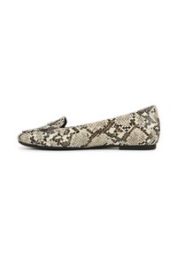 Mocassins plats présentant un motif serpent texturé beige et marron. Design à bout rond avec un petit rabat décoratif à l'avant.