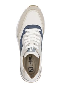 Basket en cuir blanc avec des accents en daim gris, un panneau central bleu marine et des lacets blancs. Elle présente une semelle intérieure rembourrée et un logo.