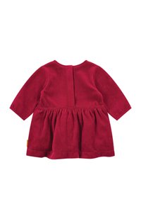 Rotes samtiges Kleid mit langen Ärmeln, einem gerafften Rock und einer Knopfleiste hinten. Glatte Textur, schlichtes Design und runder Ausschnitt.