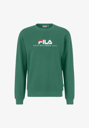 Groene Fila sweatshirt met ronde hals, lange mouwen en geribde manchetten. Voorzien van witte en rode logo tekst "FILA ESTABLISHED 1911" op de voorkant.