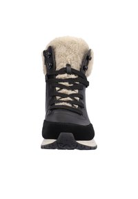 Czarne wodoodporne buty z futerkiem, sznurowane z przodu, wykonane z teksturowanej tkaniny z gumową podeszwą; charakteryzują się gładką powierzchnią z zamszowymi akcentami.
