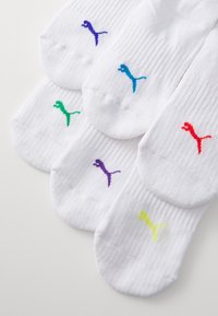 Weiße Baumwollsocken mit mehrfarbig gestickten Logos in grün, blau, lila, rot und gelb; durchgehend gerippte Textur.