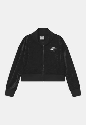 Chaqueta negra corta de Nike con cremallera frontal, tela texturizada, puños y cuello acanalados. Presenta un logo blanco de Nike Air en el pecho.