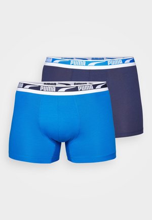 Kaks paari meeste bokserpükse: üks eredates sinistes ja teine tumepunastes, valge elastiklihviga, millel on must ja sinine Puma logo.