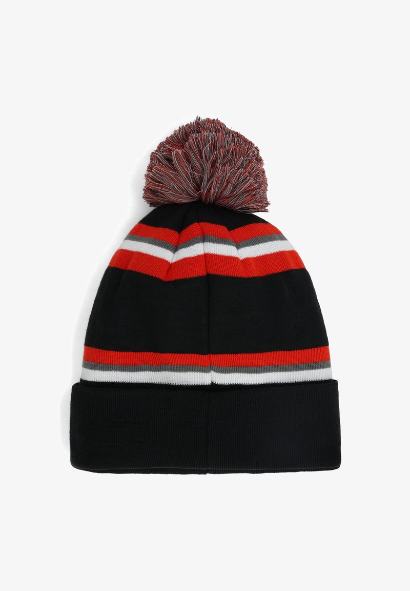 Gebreide beanie muts in zwart met rode, grijze en witte horizontale strepen. Heeft een grote pompon bovenop en een opgerolde manchette.
