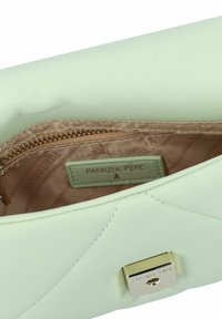 Interno di una borsa in pelle verde menta con texture satinata. Presenta una tasca con zip e hardware dorato con etichetta "PATRIZIA PEPE".