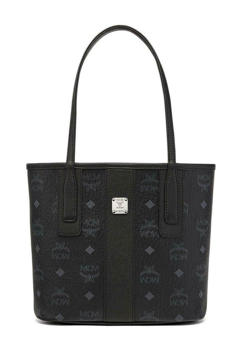 Borsa tote nera con texture simile alla pelle, motivo a logo in rilievo, doppie maniglie e un'etichetta in metallo argentato centrata sul davanti.
