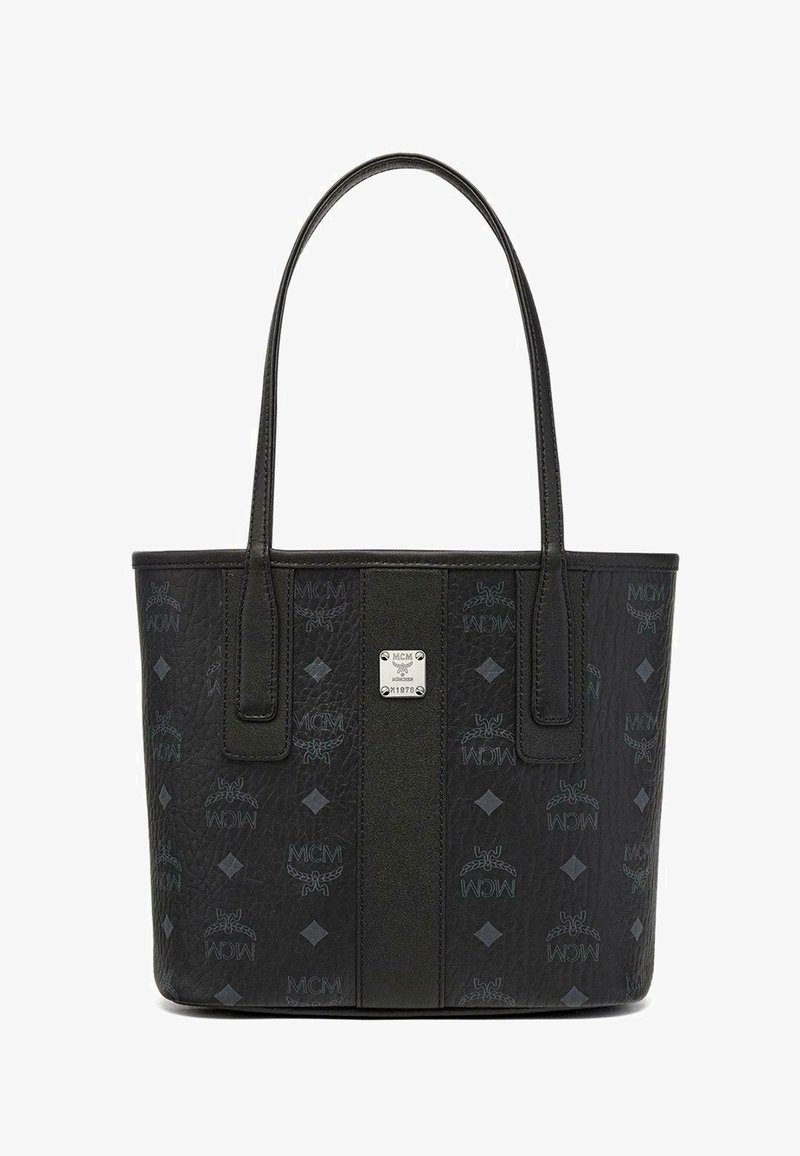 Črna torba iz platna z usnjeno teksturo, embosiranim logotipom, dvema ročajema in srebrnim identifikatorjem na sprednji strani.