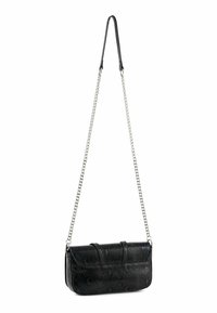 Borsa a tracolla in similpelle nera con tracolla a catena, caratterizzata da un motivo strutturato e una chiusura a patta. Forma rettangolare compatta.