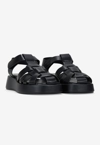 Sandalias de plataforma negras con correas trenzadas de textura suave, suela gruesa y diseño de punta abierta para mayor transpirabilidad.