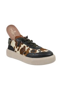 Sneaker aus Leder und Rindsleder mit einer beigen Gummisohle, ausgestattet mit einem braun-weißen Tierdruck, grünen Schnürsenkeln und einer beigen Innensohle.