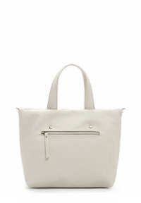 Bolso tote de cuero en gris claro con superficie texturizada, que cuenta con dos asas cortas y un bolsillo frontal con cremallera y detalles metálicos.