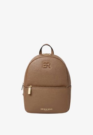 Zaino in pelle marrone con texture, tasca frontale con cerniera, dettagli in metallo color oro, manico superiore e logo "ERMANNO" sul fondo.