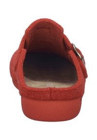 Chaussure rouge en feutre à enfiler avec un dos arrondi, semelle plate et une accent en boucle métallique sur le côté. L'intérieur présente un revêtement beige doux.