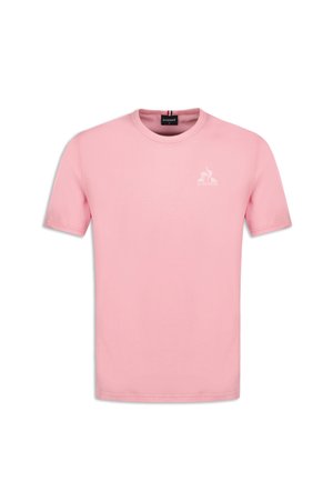 T-shirt en coton rose avec un col rond et des manches courtes. Présente un petit logo blanc sur la zone gauche de la poitrine. Texture lisse.