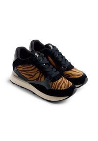Zapatillas negras y marrones con un patrón de rayas de tigre, que cuentan con materiales de ante y cuero, suela acolchada y cordones negros.