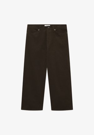Pantaloni din corduroy maro, cu un design cu picior larg, având o textură verticală cu benzi, o închidere frontală cu nasture și buzunare standard.