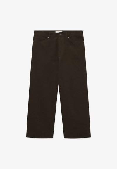 Καφέ καμπάνες από κοτλέ με φαρδιά γραμμή, που διαθέτουν κάθετη ραβδωτή υφή, κλείσιμο με κουμπί μπροστά και κανονικές τσέπες.