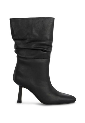 Stivale alla caviglia in pelle nera con un design morbido, punta affusolata e tacco a stiletto sottile. Texture liscia con accenti minimalisti.