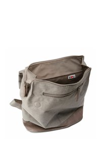 Bolsa de tela gris con una textura suave, que cuenta con una parte superior con cremallera, un bolsillo frontal y una base de cuero marrón. El interior está forrado en beige.