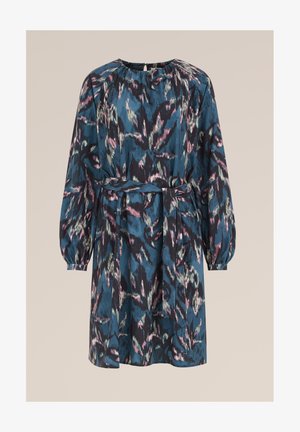 Dlhý rukáv, zaväzovací šaty z tmavozelenej tkaniny s abstraktným kvetinovým vzorom v ružovej, bielej a čiernej, so zaobleným výstrihom a zhromaždenými detailmi.