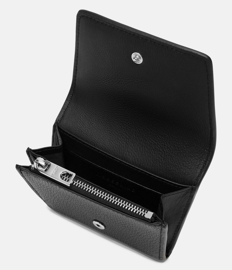 Schwarze Lederbörse mit texturiertem Finish, silberner Hardware, Druckknopfverschluss und einem Reißverschlussfach für sicheren Stauraum.