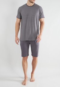Gestreiftes graues Rundhals-T-Shirt, kombiniert mit einfarbigen grauen Shorts, beide aus glattem Stoff gefertigt. Die Shorts haben einen knielangen Schnitt und Seitentaschen.