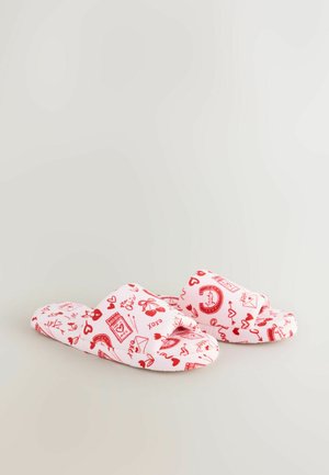 Vaaleanpunaiset tossut, joissa on punaisia kuvioita, kuten sydämiä, kirjekuoria ja symboleja. Kangasmateriaalia, avoin kärki ja pehmustettu pohjallinen.