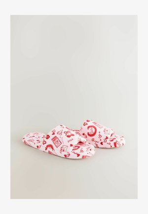 Vaaleanpunaiset tossut, joissa on punaisia kuvioita, kuten sydämiä, kirjekuoria ja symboleja. Kangasmateriaalia, avoin kärki ja pehmustettu pohjallinen.