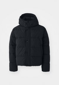 La chaqueta acolchada negra presenta un cuello alto, botones a presión y una textura acolchada. Tiene una capucha para mayor calidez y un ajuste holgado.