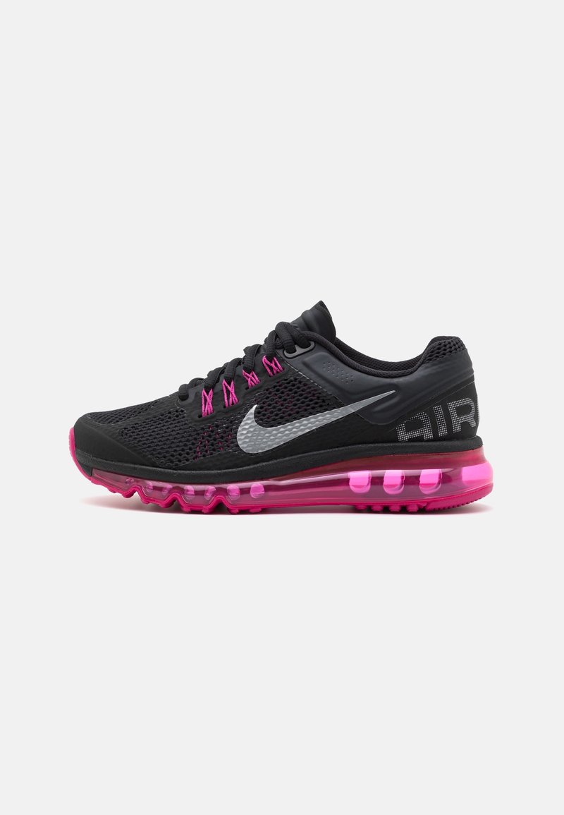 Chaussure de course Nike Air noire et rose avec tige en mesh, semelle à coussin d'air visible rose, logo Swoosh argenté, et œillets de lacets roses.